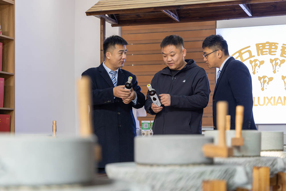 河北中行客戶經理在小微企業走訪調研。 河北中行供圖