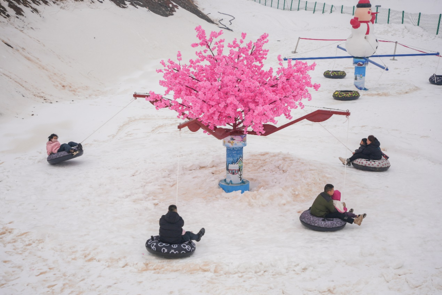 在金沙河紅薯嶺滑雪場，眾多冰雪愛好者前來體驗冰雪運動的樂趣。  高儒森攝