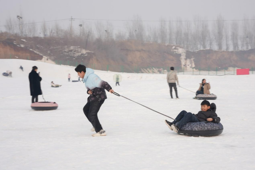 在金沙河紅薯嶺滑雪場，眾多冰雪愛好者前來體驗冰雪運動的樂趣。  高儒森攝