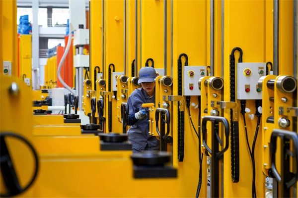 在唐山机器人共享制造工厂，工作人员为设备上色。 魏伟摄