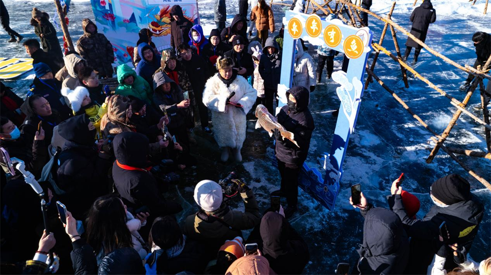 河北省围场满族蒙古族自治县兰旗卡伦乡钓鱼台水库，冬捕现场竞拍头鱼。 孙占军摄