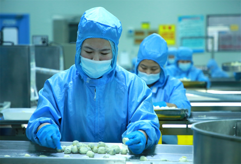 1月5日，在河北滄縣的一家棗加工企業內，工人正在生產線上工作。  殷實攝