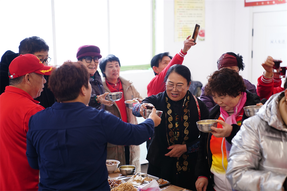 老人在白溝新城社區老年食堂用餐。 孫珞瑜攝