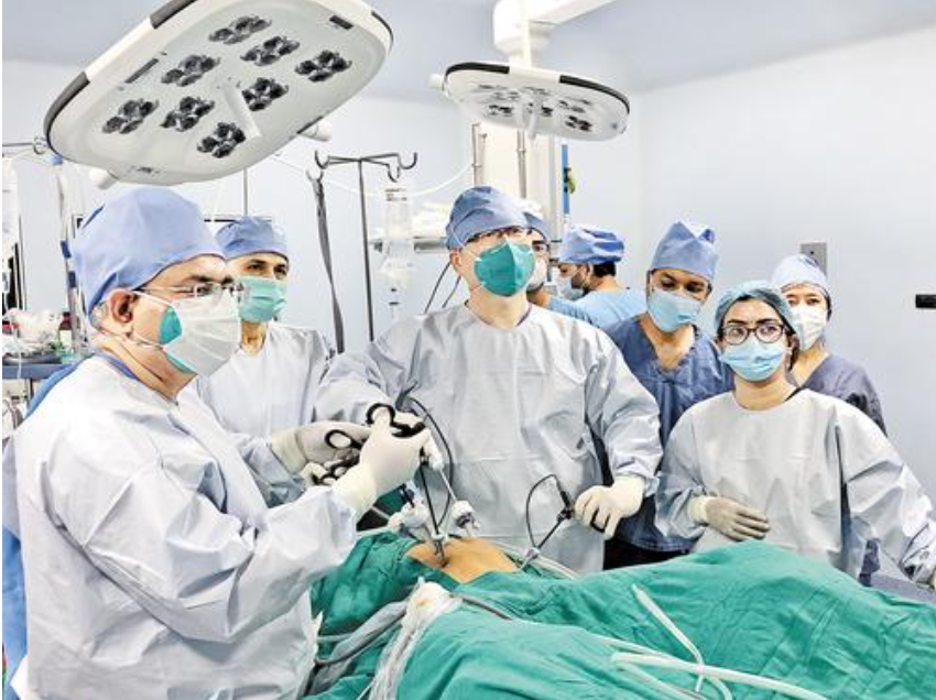 在尼泊爾執行援外醫療任務期間，張偉（左三）在給患者做手術。 河北大學附屬醫院供圖