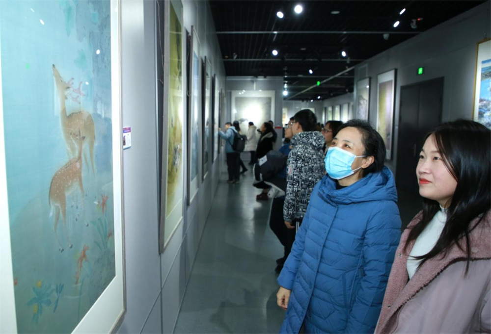 沧州博物馆举行“水运文脉 古郡新风”沧州·全国工笔画名家作品展，开幕当天吸引了众多观众。 殷实摄