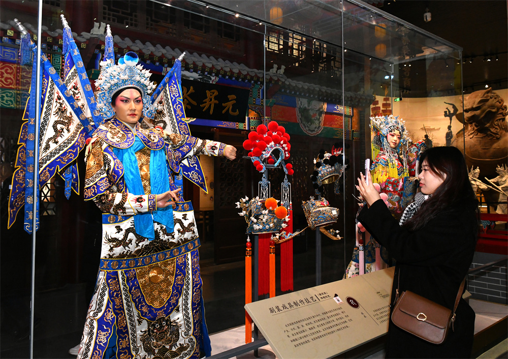 游客在中国大运河非物质文化遗产展示馆参观。 苑立伟摄