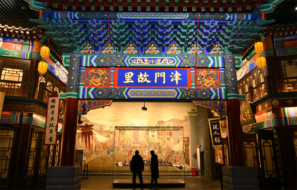 游客在中国大运河非物质文化遗产展示馆参观。 苑立伟摄