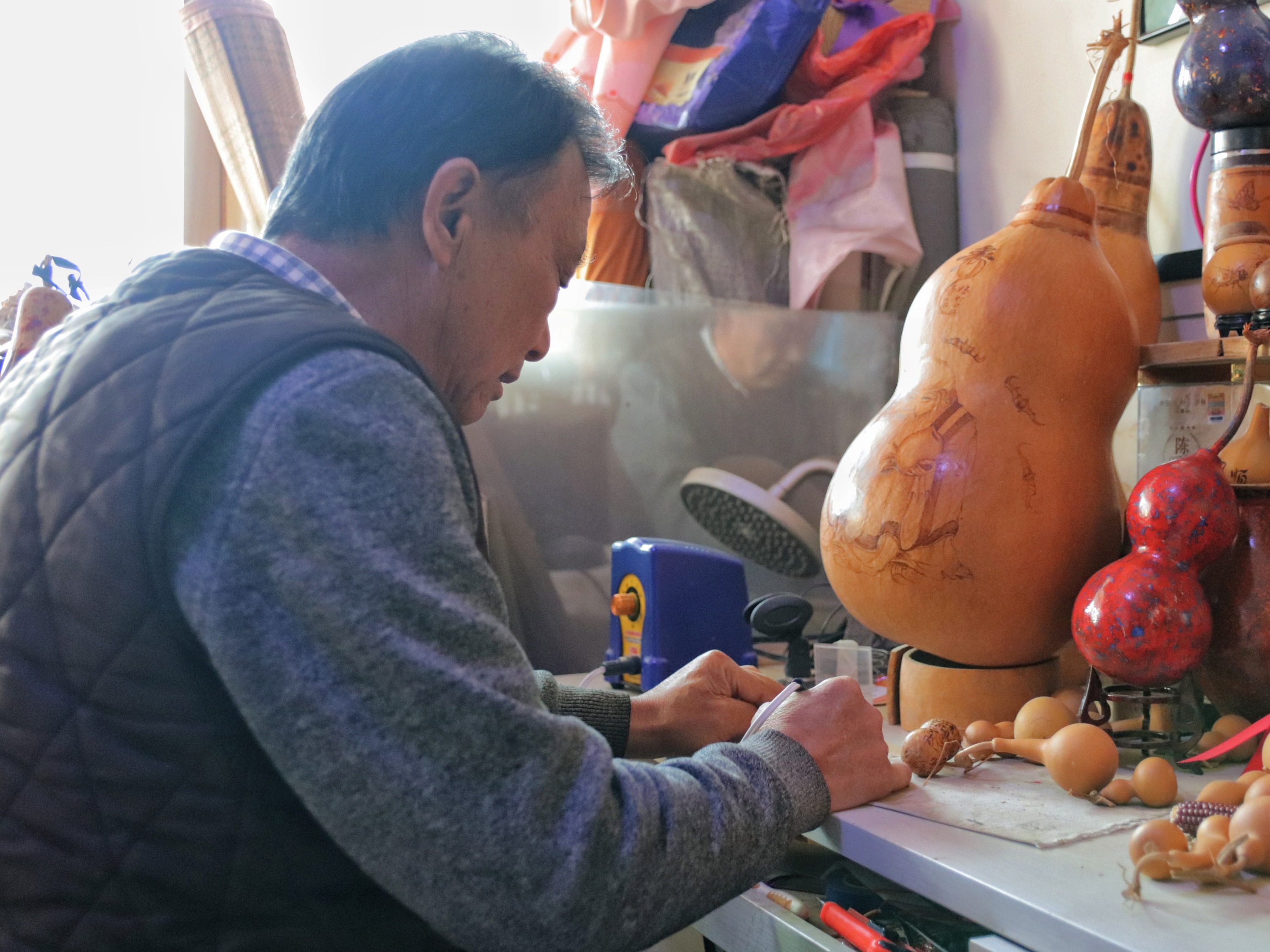吳振英在葫蘆上創作。 張光偉攝