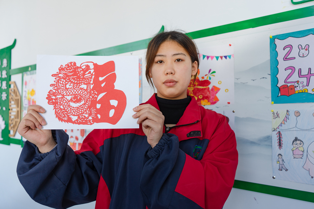 河北灤平縣職教中心剪紙實訓課堂，學生在展示剪紙作品。 梁志青攝
