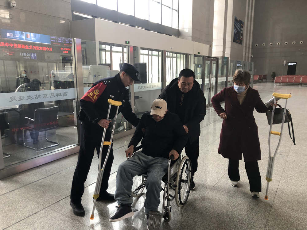 執勤民警為有需要的旅客提供輪椅服務。 王娟攝