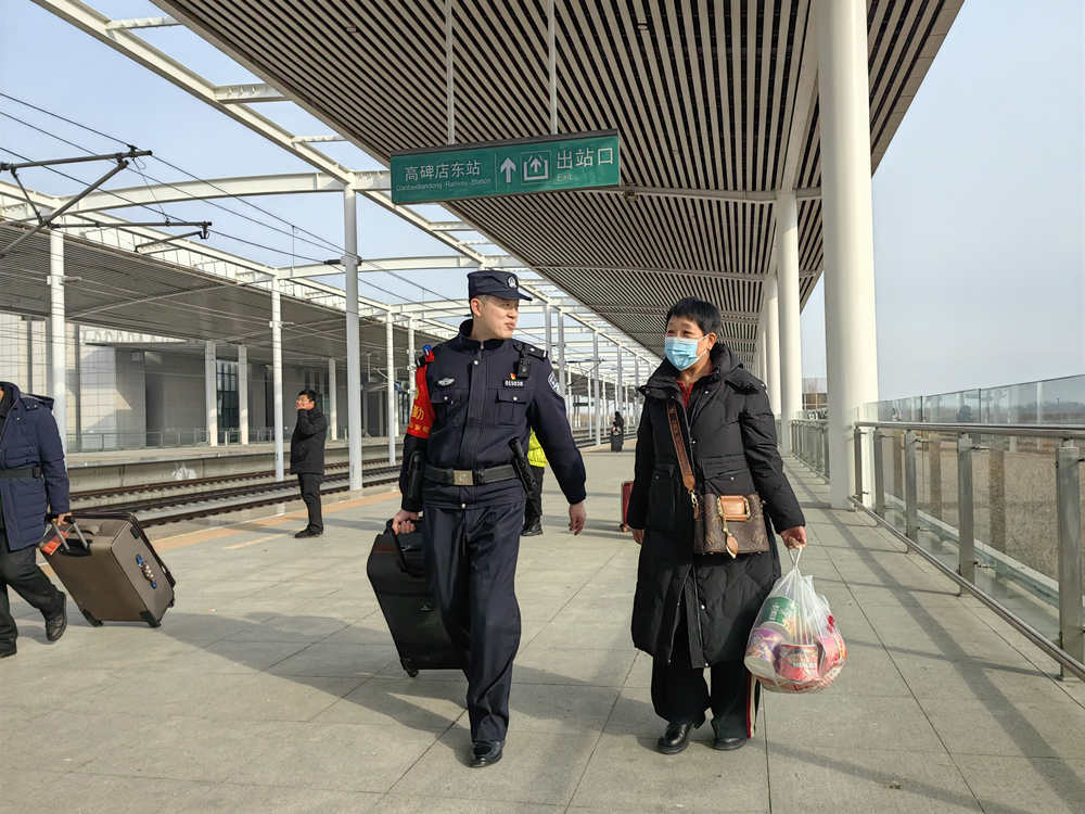 執勤民警為旅客提供乘車服務。 王娟攝