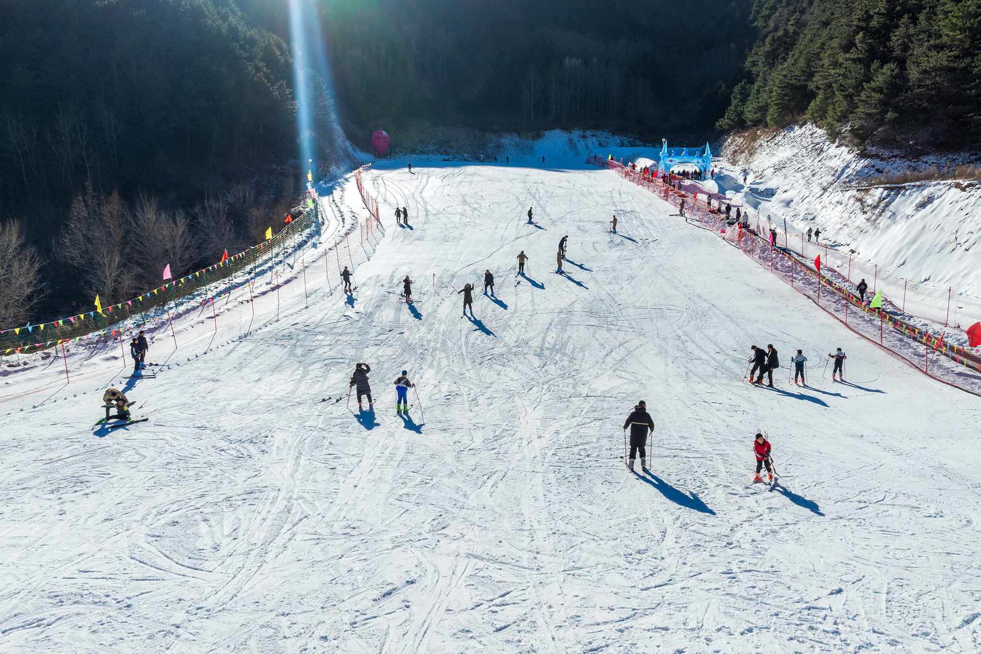阜平縣一處滑雪場，游客正在滑雪。 李秀芹攝