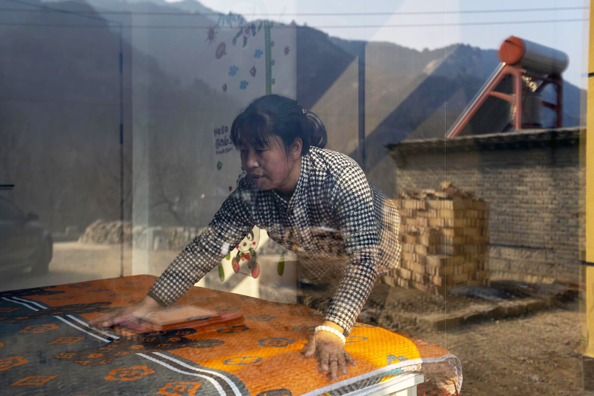 阜平縣一家農家樂，經營者正在為游客收拾客房。 李秀芹攝