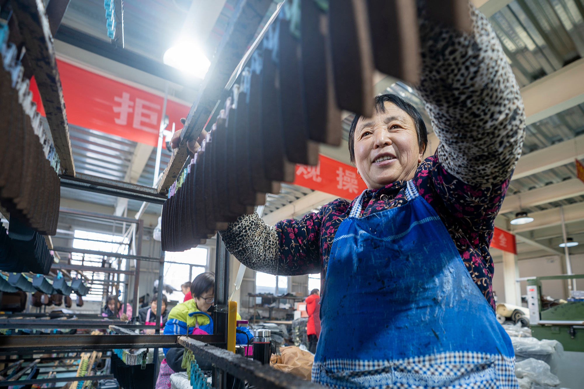 阜平县一家手工业加工车间，村民在忙碌。 李秀芹摄