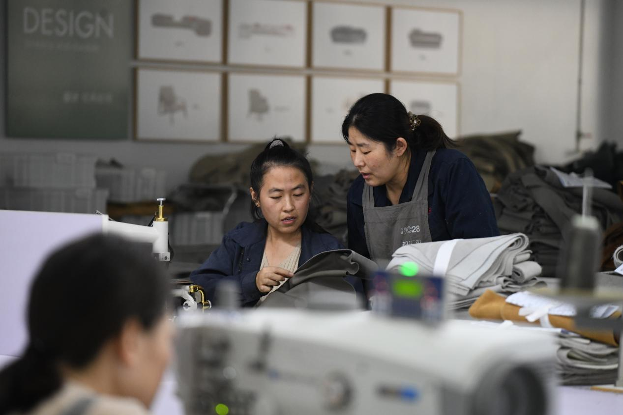 在文安县现代家居制造产业园河北法远家具有限公司，工人正在检查布料质量。 郑佳庆摄