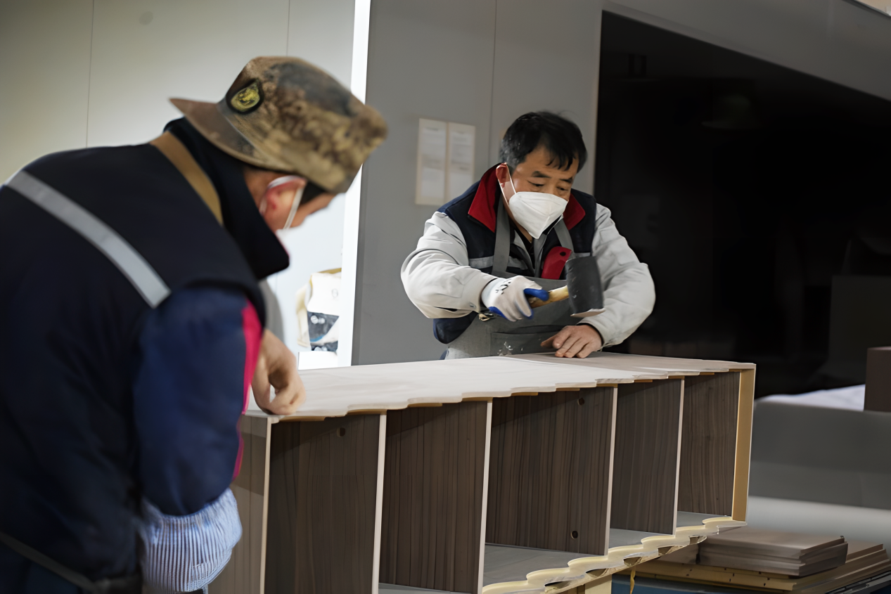 在文安县现代家居制造产业园河北优曲家具有限公司，工人正在安装家具。 郑佳庆摄