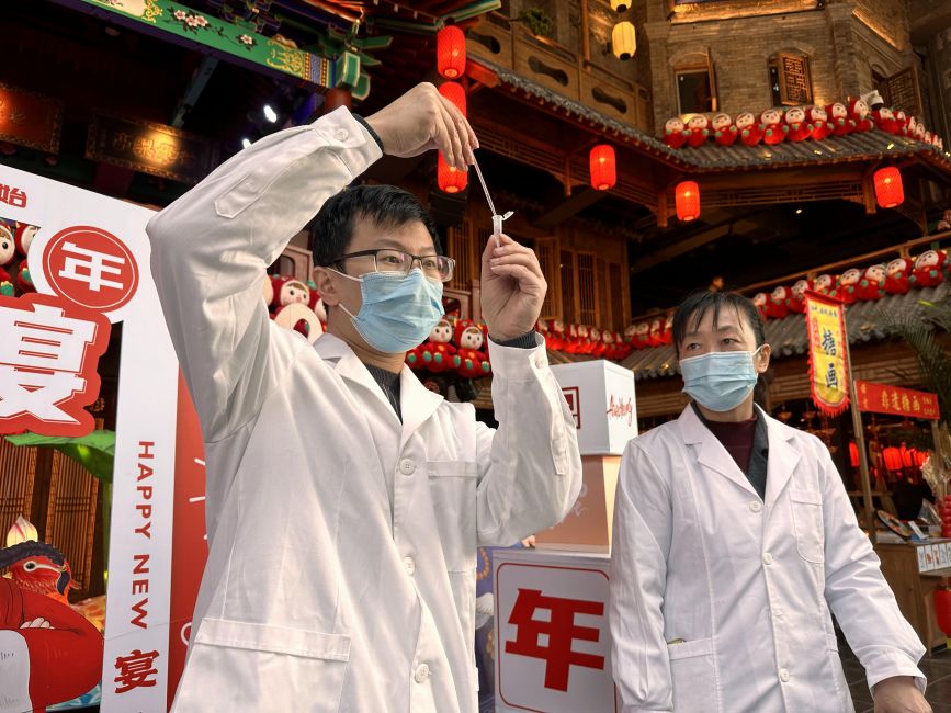 快检人员对市民送检的食物进行检测。 齐东青摄