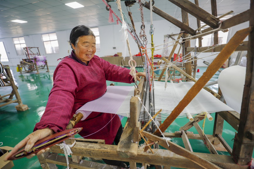 村民在用传统织布机制作老粗布。 马雅卿摄