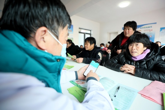 1月11日，在隆堯縣東良鎮東良二村衛生室，家庭醫生為村民完善簽約信息。 成梅攝