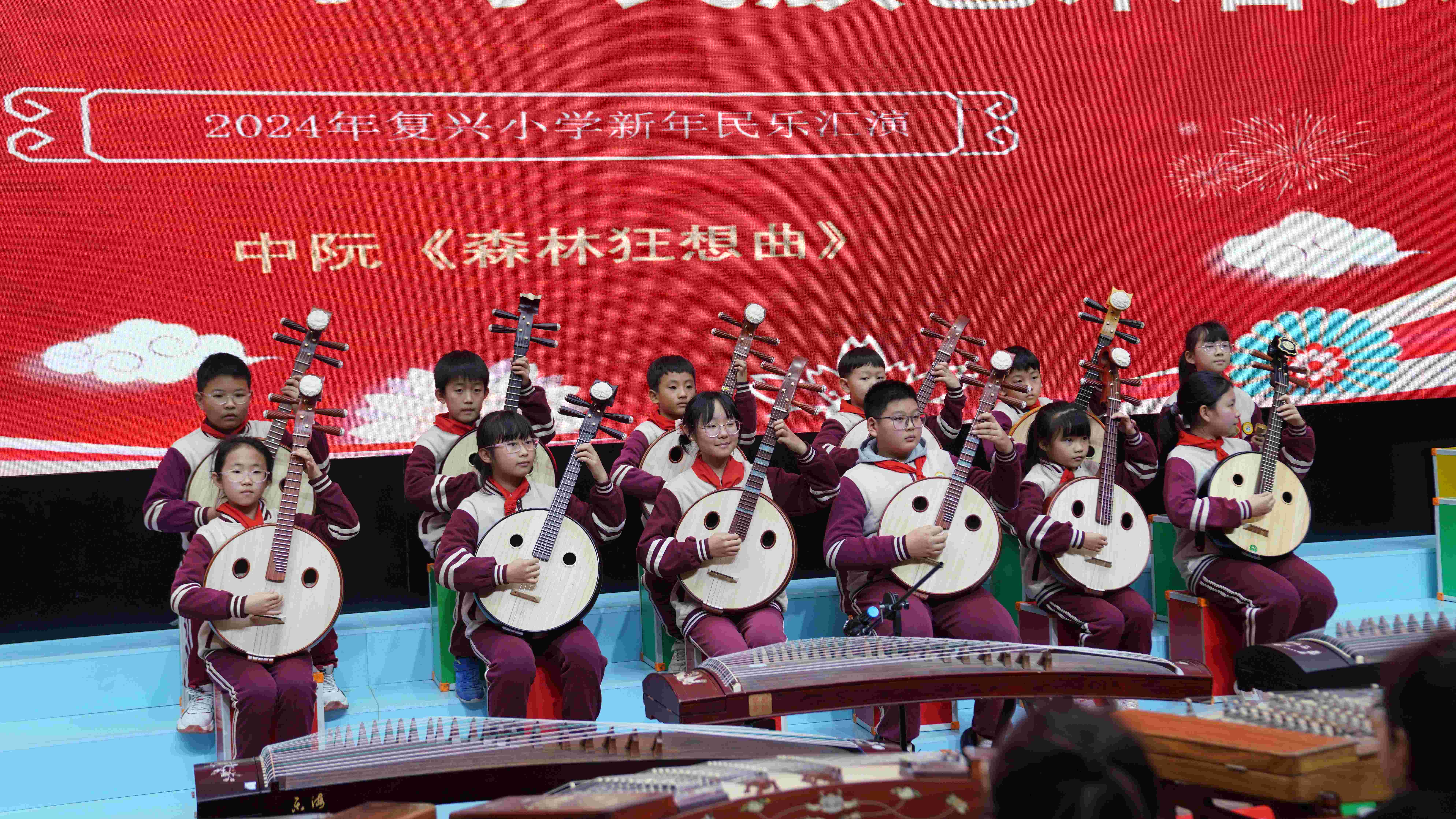 保定市復興小學學生演奏中阮《森林狂想曲》。 王雅璇攝