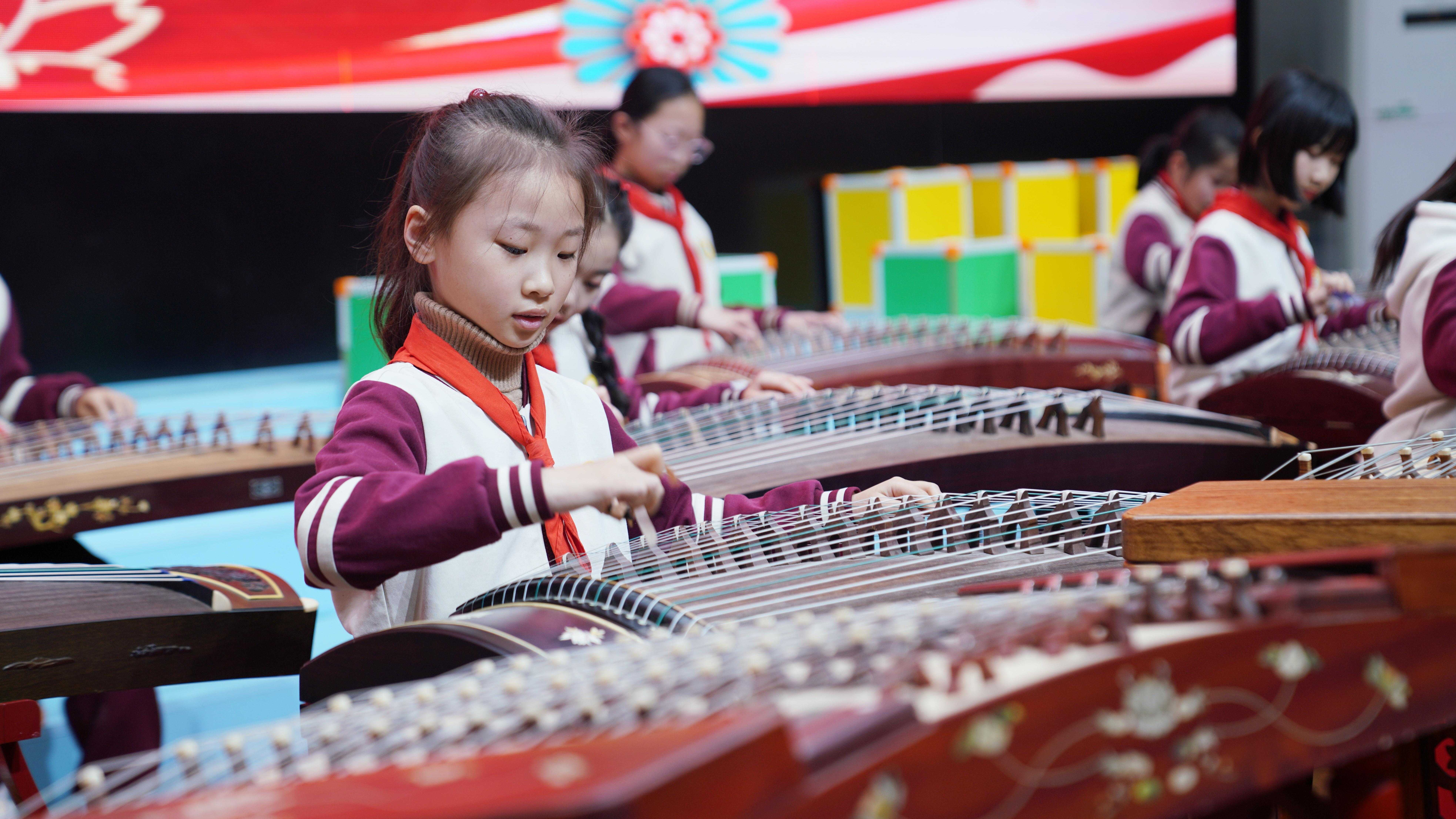 保定市復興小學學生演奏古箏《春曉》。 王雅璇攝