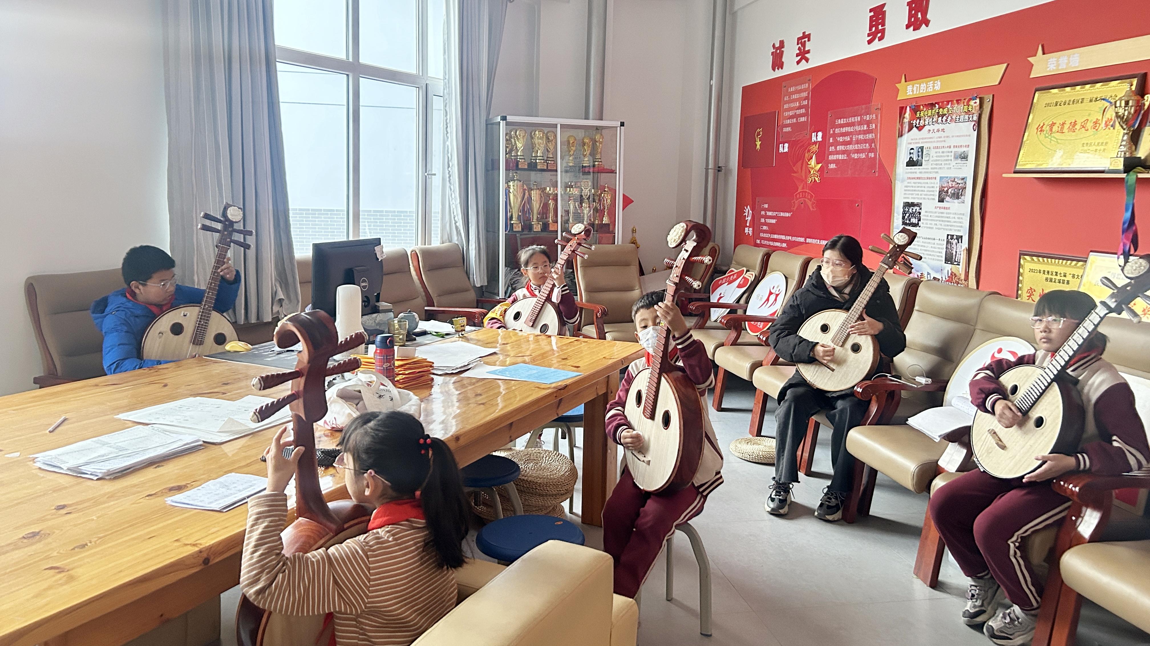 保定市復興小學學生練習彈奏中阮。 王雅璇攝