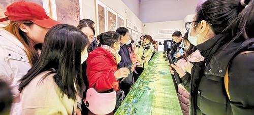 1月13日下午，观众在欣赏《千里江山图》。河北日报记者 喻 萍摄