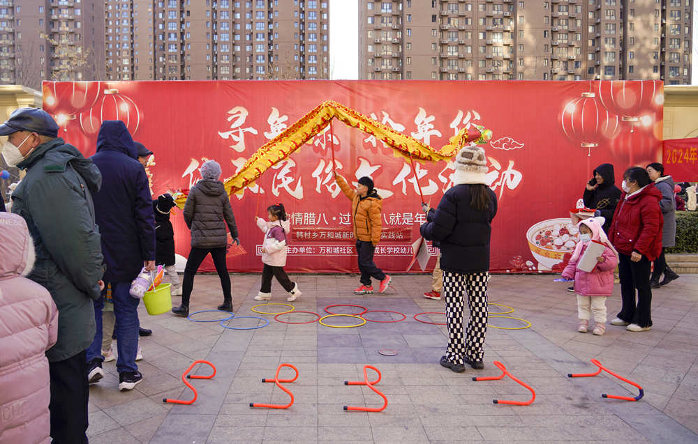 社区儿童参与各项庙会活动。 耿培轩摄