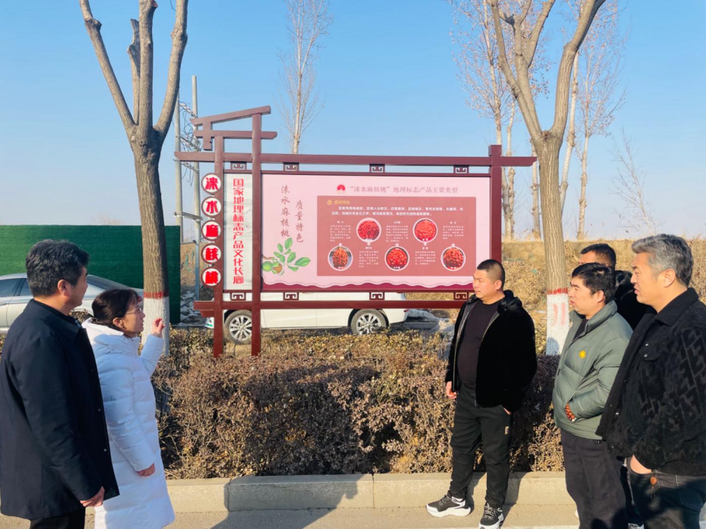 淶水縣市場監督管理局副局長杜玉華講解宣傳展板內容。 賈晨陽攝