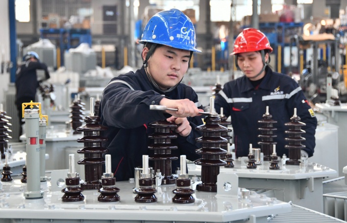 河北高晶电器设备有限公司工人在生产车间组装变压器。
