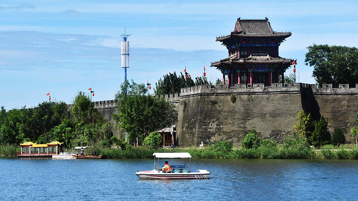 游客在广府古城乘船游玩。