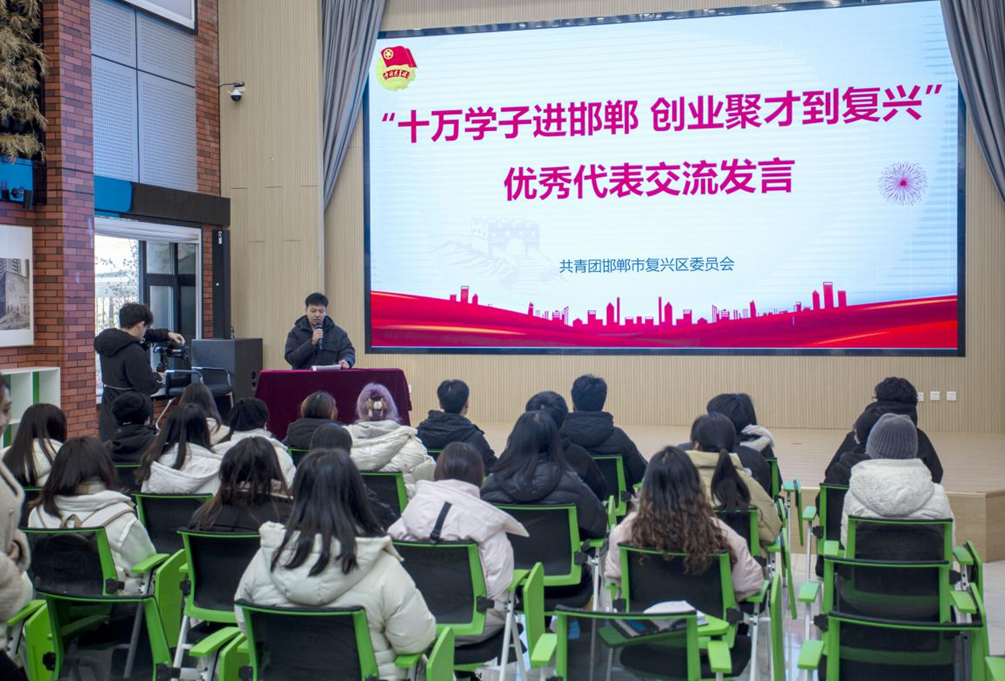 往届“返家乡”优秀学子代表分享实践感悟与收获。 聂长青摄