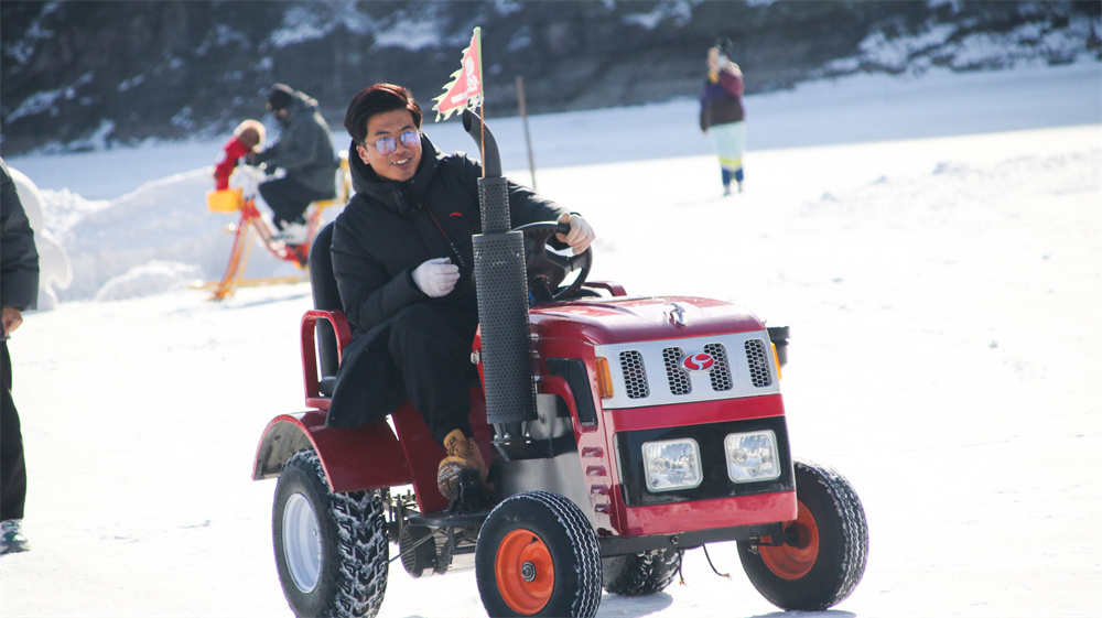 游客在唐家灣丹霞溫泉度假區體檢駕駛雪地“小火車”的速度與激情。承德縣委宣傳部供圖