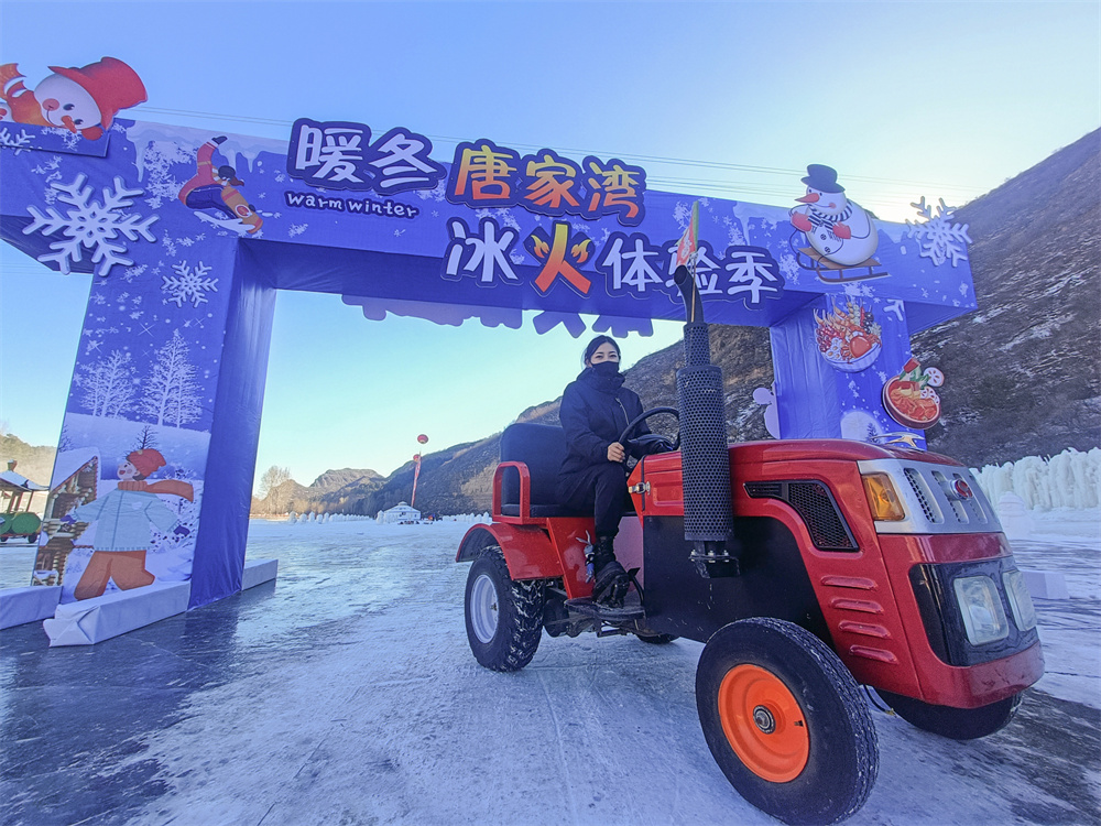 游客在唐家灣丹霞溫泉度假區體驗駕駛雪地“小火車”冰雪游玩項目。承德縣委宣傳部供圖