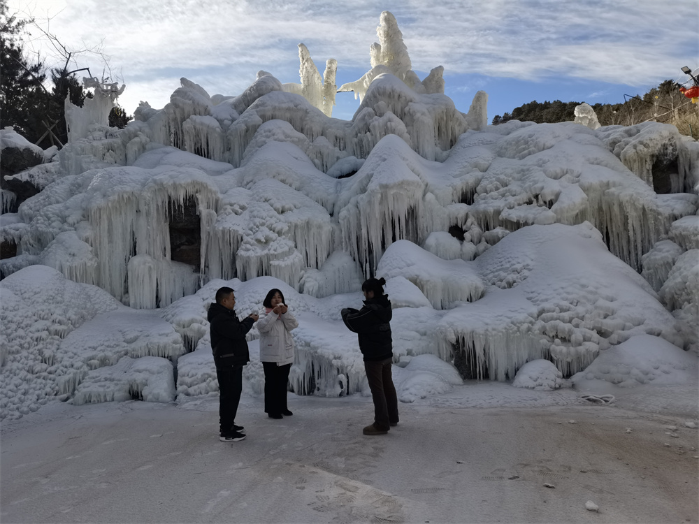 游客在牧蓝谷生态旅游康养度假区欣赏冰雪美景。承德县委宣传部供图