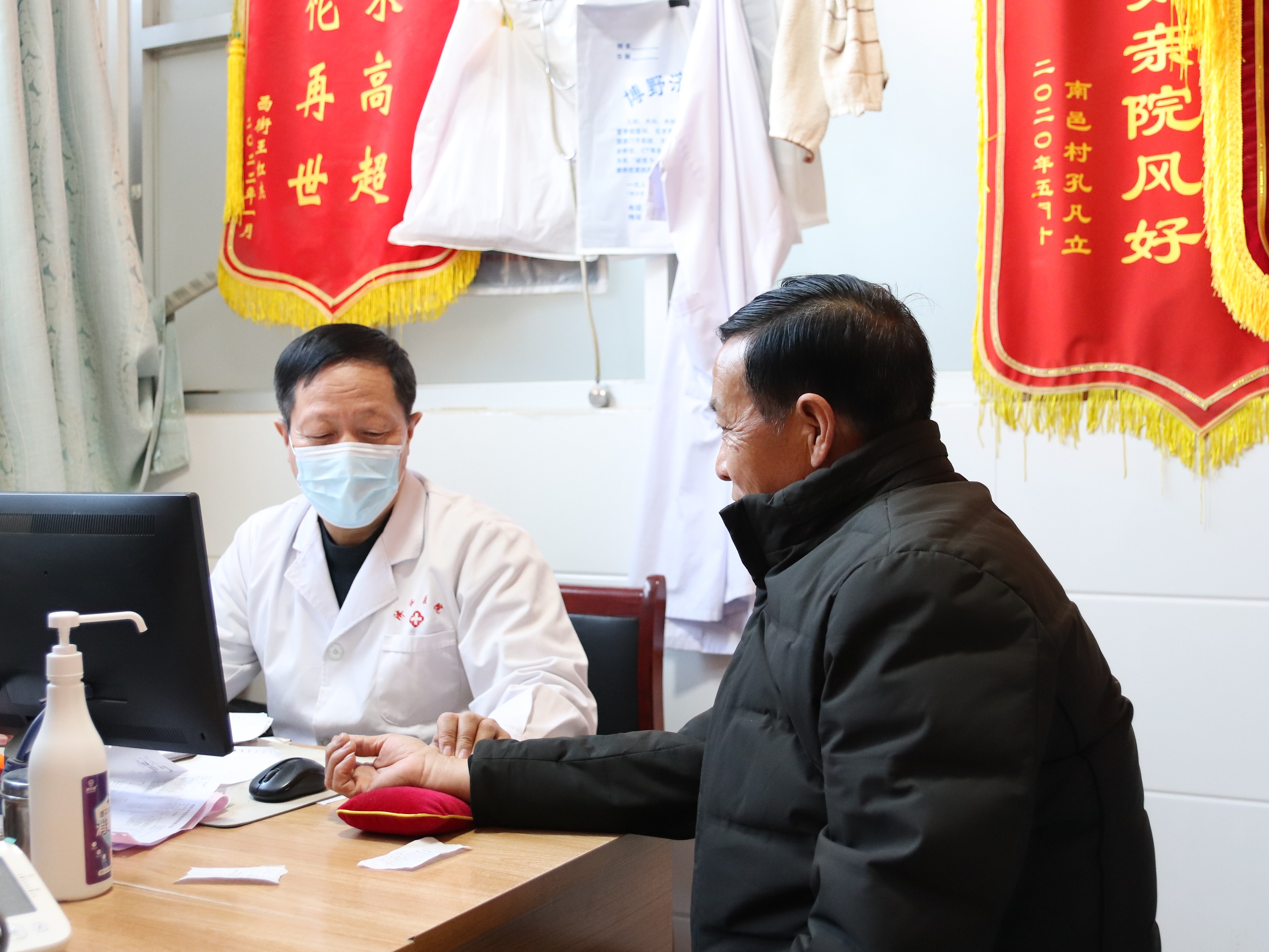 中醫為群眾號脈。 吳若涵攝