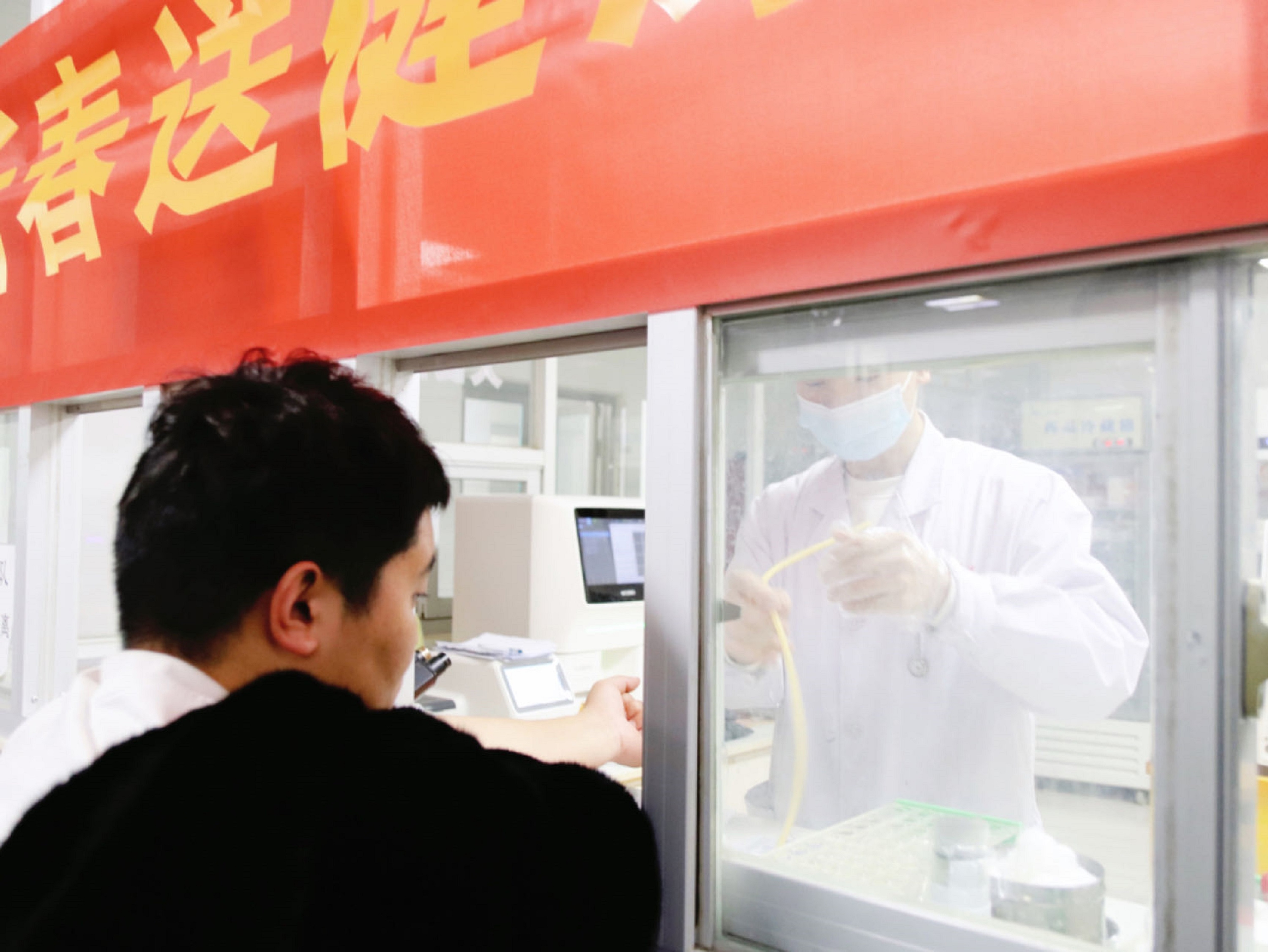 群眾進行抽血化驗檢查。 吳若涵攝