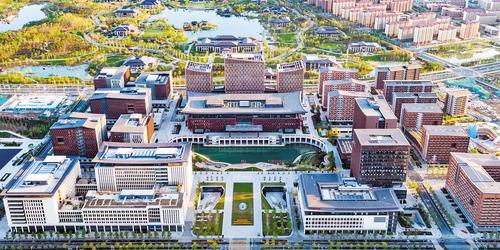 雄安商務服務中心有“城市會客廳”之稱，是雄安首個標志性城市綜合體，集結了綠色建筑、智能化等諸多創新成果。（本報資料片） 河北日報記者 田 明攝