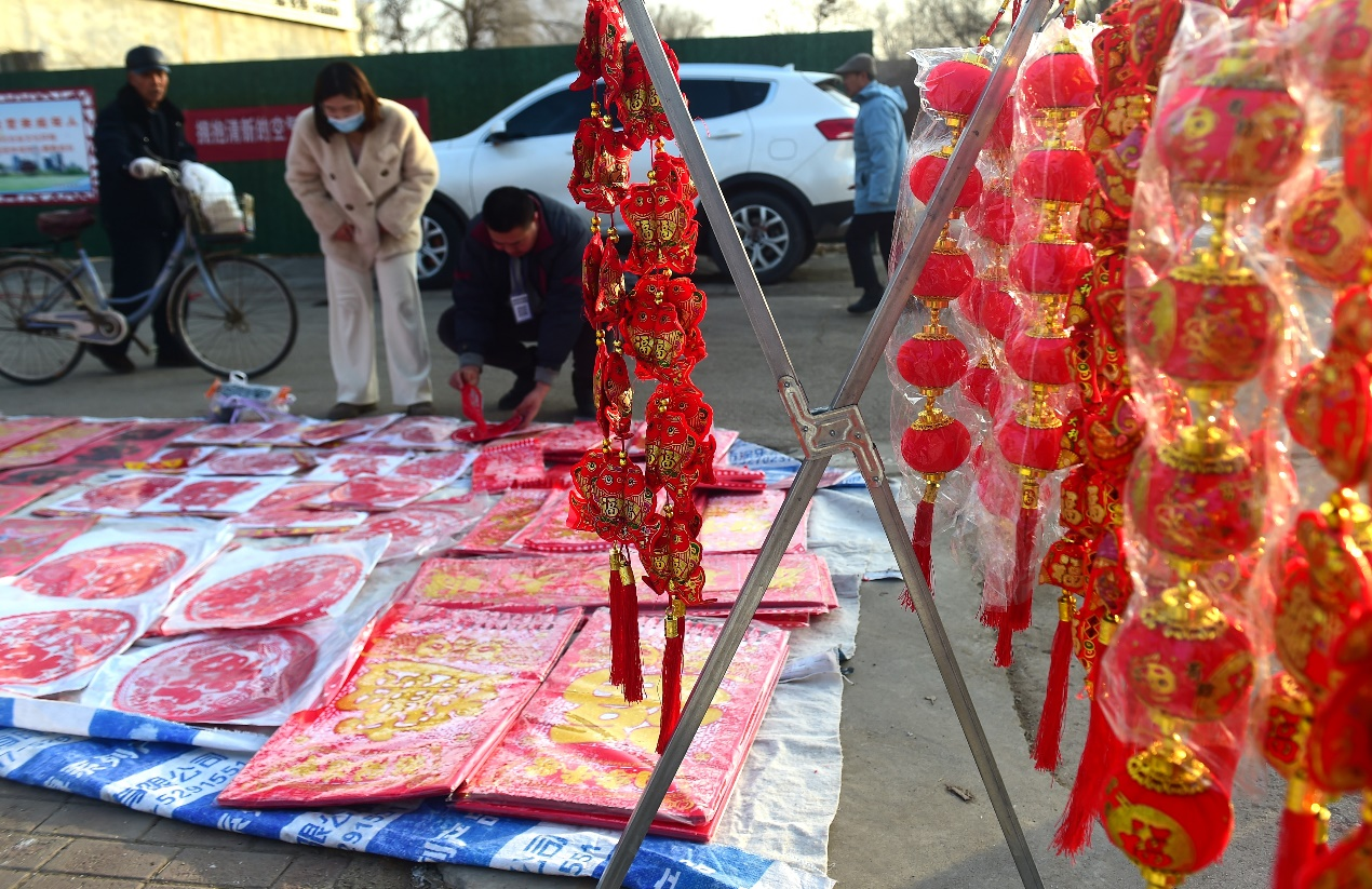 1月19日，沧州市新华区吴官屯大集上摆满了春联、春节饰品。傅新春摄