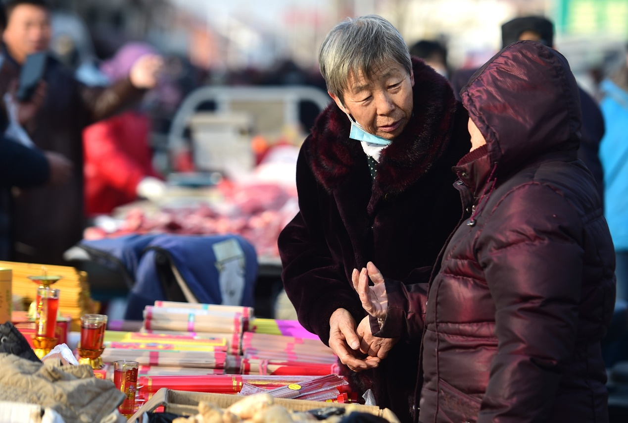 兩位老人在商議購買商品。傅新春攝