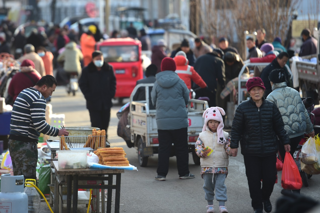 热闹的集市现场。傅新春摄