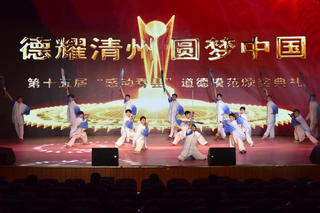 青縣武術愛好者表演武術《盤古武魂》。 郭彩雲攝