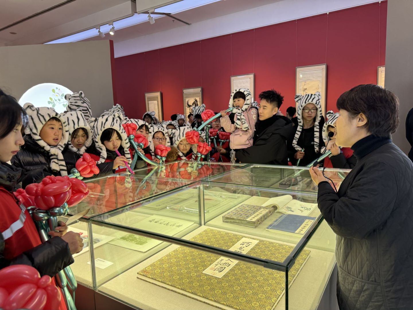 来自辽宁鞍山的中小学生在石家庄美术馆参观艺术特展。马冬摄