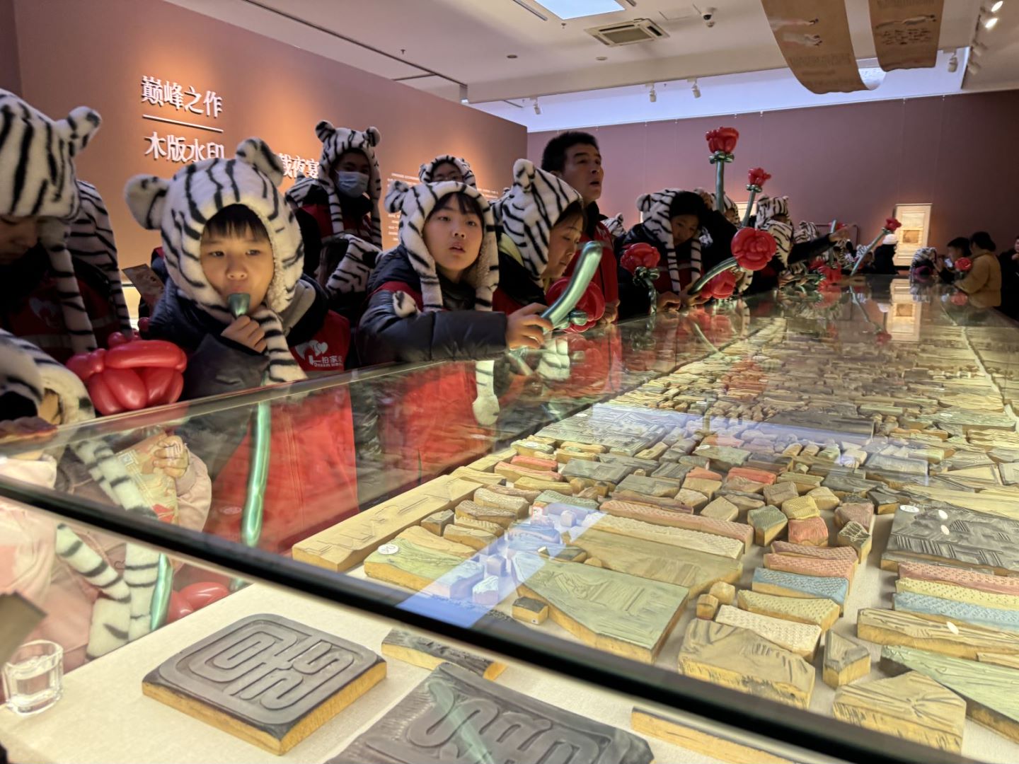 来自辽宁鞍山的中小学生在石家庄美术馆参观艺术特展。马冬摄