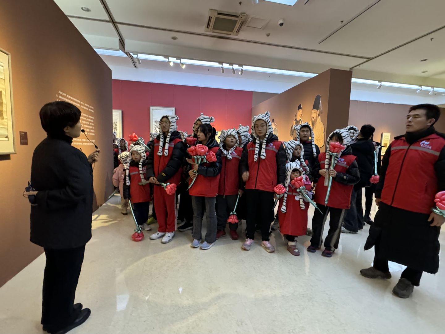 来自辽宁鞍山的中小学生在石家庄美术馆参观艺术特展。马冬摄