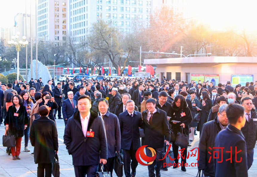 参加会议的代表到达会场。人民网记者 宋烨文摄