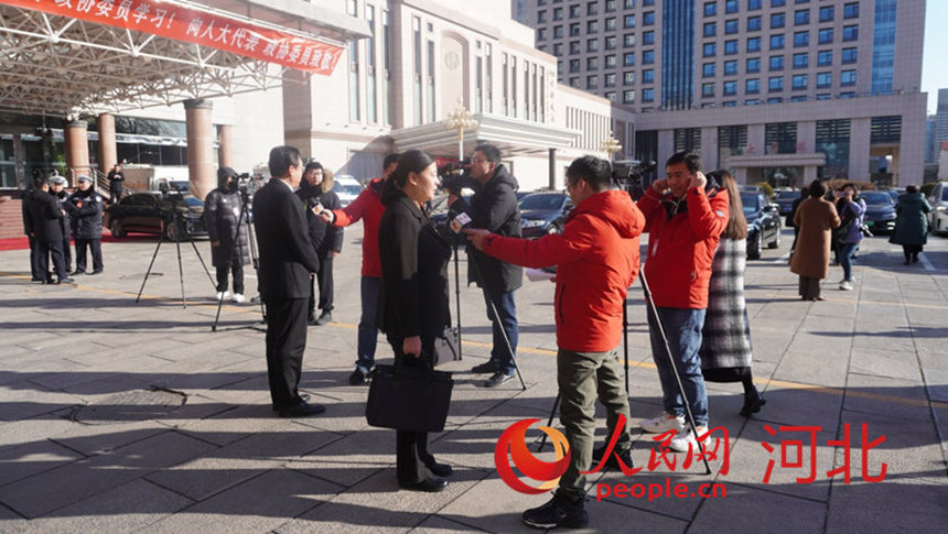 会场外媒体记者在采访参会代表。人民网记者 祝龙超摄