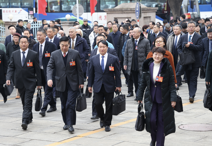 委员们满怀履职热情步入会场
