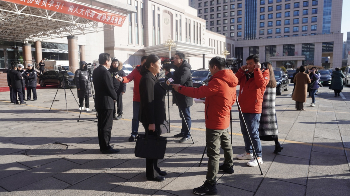 会场外媒体记者在采访参会代表