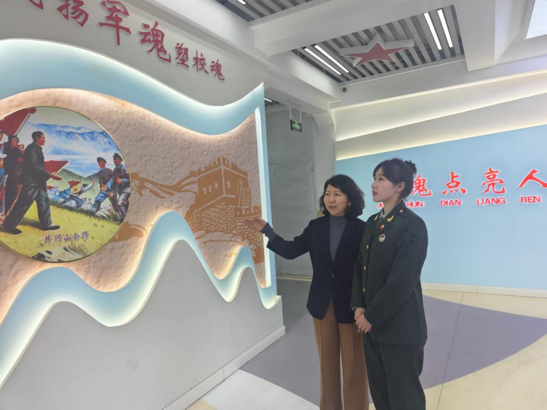 學校政教處副校長孫輝帶領宮硯琪參觀校園的國防文化廊道和大廳。孫輝攝